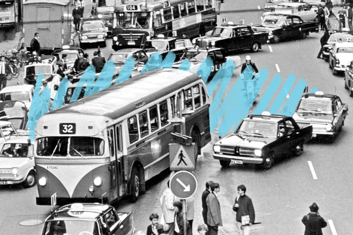 Cars changing lanes on Dagen H